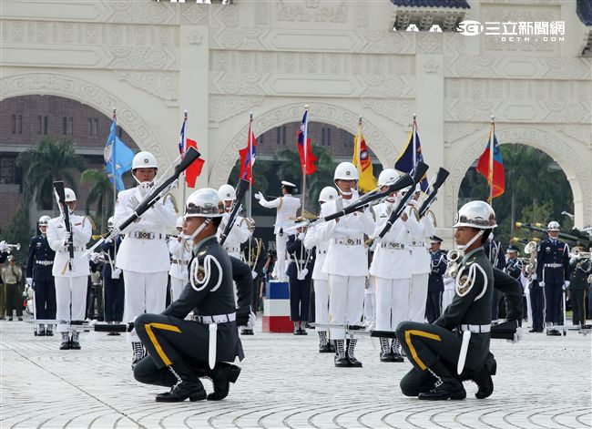 國防部慶祝93軍人節在中正紀念堂前廣場舉辦，三軍儀隊花式操槍表演。（記者邱榮吉/攝影)