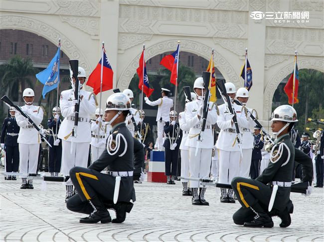 國防部慶祝93軍人節在中正紀念堂前廣場舉辦，三軍儀隊花式操槍表演。（記者邱榮吉/攝影)