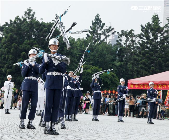 國防部慶祝93軍人節在中正紀念堂前廣場舉辦，三軍儀隊花式操槍表演。（記者邱榮吉/攝影)