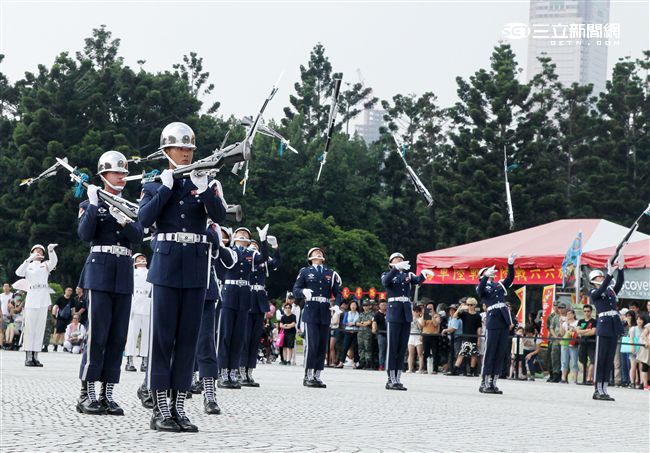 國防部慶祝93軍人節在中正紀念堂前廣場舉辦，三軍儀隊花式操槍表演。（記者邱榮吉/攝影)
