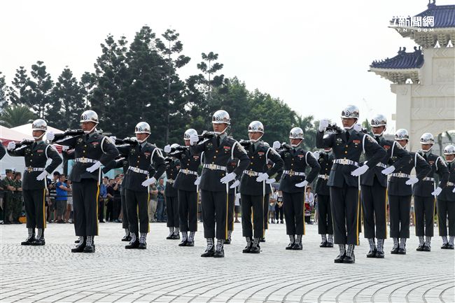 國防部慶祝93軍人節在中正紀念堂前廣場舉辦，三軍儀隊花式操槍表演。（記者邱榮吉/攝影)