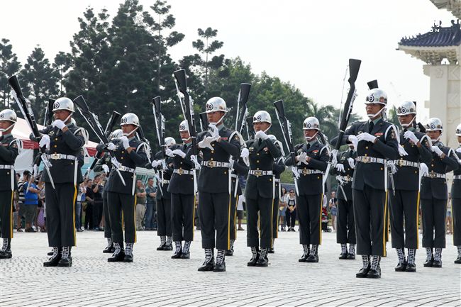 國防部慶祝93軍人節在中正紀念堂前廣場舉辦，三軍儀隊花式操槍表演。（記者邱榮吉/攝影)