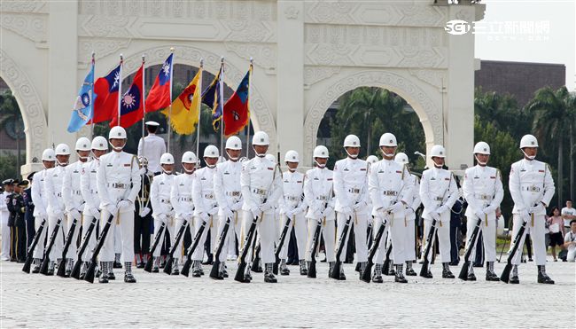 國防部慶祝93軍人節在中正紀念堂前廣場舉辦，三軍儀隊花式操槍表演。（記者邱榮吉/攝影)