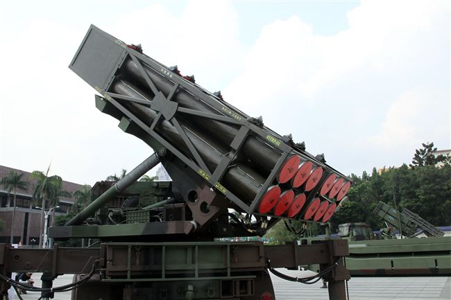 國防部慶祝93軍人節在中正紀念堂前廣場舉辦，雷霆2000多管火箭。（記者邱榮吉/攝影)