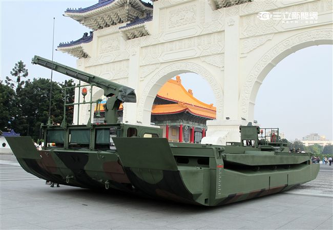 國防部慶祝93軍人節在中正紀念堂前廣場舉辦，M3浮門橋。（記者邱榮吉/攝影)