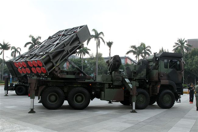 國防部慶祝93軍人節在中正紀念堂前廣場舉辦，雷霆2000多管火箭。（記者邱榮吉/攝影)