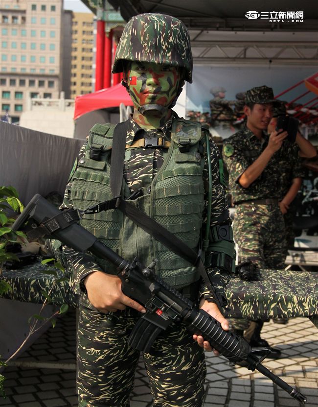 國防部慶祝93軍人節在中正紀念堂前廣場舉辦，陸戰隊正妹。（記者邱榮吉/攝影)