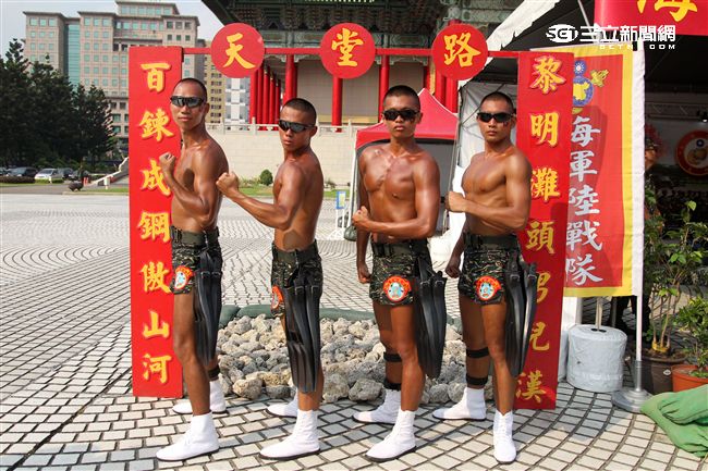 國防部慶祝93軍人節在中正紀念堂前廣場舉辦，海軍陸戰隊兩棲蛙人。（記者邱榮吉/攝影)