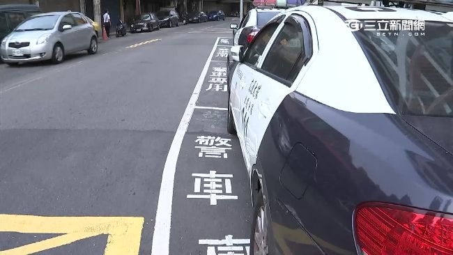 搶停「警用停車格」　擦撞警車還耍賴
