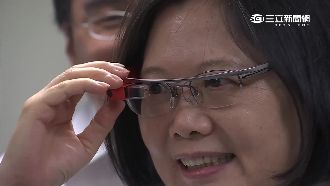 趕搭寶可夢熱潮！蔡英文體驗AR實境