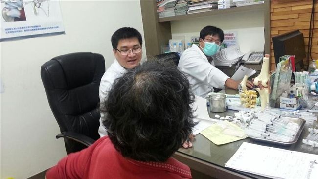 患者擠爆診間　趙建銘成玻尿酸之神