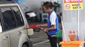 ED
23日起汽油大漲0.7元（2）
台灣中油公司宣布，依浮動油價機制計算，23日凌晨零
時起汽油價格每公升大漲新台幣0.7元、柴油0.8元，各
式油品新牌價為92無鉛汽油每公升23.6元、95無鉛25.1
元、98無鉛27.1元、超級柴油21.2元。
中央社記者徐肇昌攝  105年5月22日