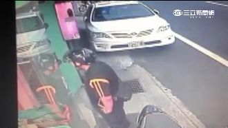 檳榔攤沒人顧　賊竟大搖大擺搜刮財物