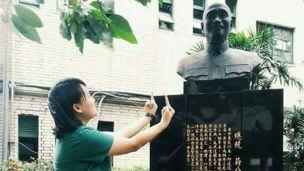 綠衣高校女　對蔣公銅像比中指挨批