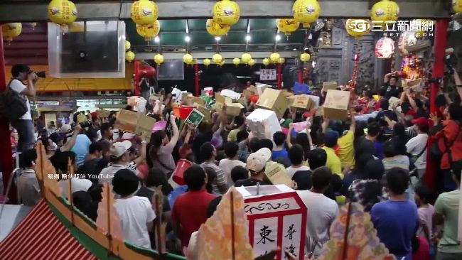 搶得比餓鬼兇！信眾提紙箱搶普渡祭品