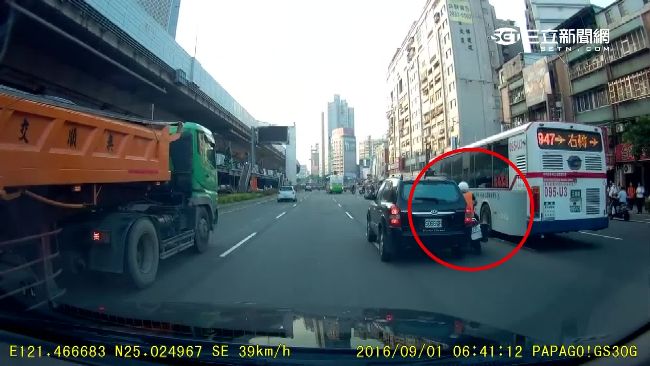 騎士搶快變換車道　遭公車休旅車夾擊