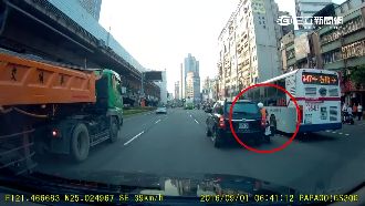 騎士搶快變換車道　遭公車休旅車夾擊