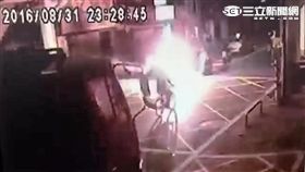 新北市中和區有屁孩飆車族沿途燃信號彈示威（翻攝畫面）