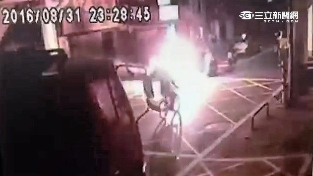 屁孩無極限　派出所前燃放信號彈示威