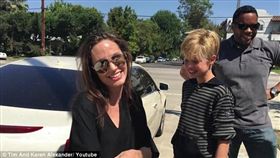 安潔莉娜裘莉,熊布偶,圖／每日郵報