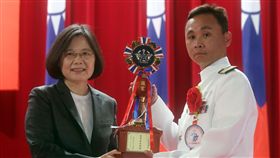 總統蔡英文（左）2日在台北圓山飯店出席「105年軍人節暨全民國防教育日表揚活動」，頒發「國軍模範團體」給海軍艦指部124艦隊武昌軍艦，由艦長江仲瑋（右）代表接受。中央社記者鄭傑文攝　105年9月2日