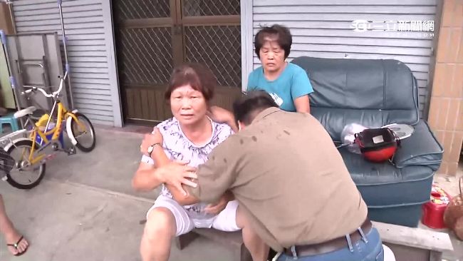 愧疚家中失火嚇到母親　孝子跪母痛哭