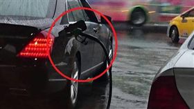 賓士,加油站,油槍,三寶 圖/翻攝自綠豆嘉義人臉書