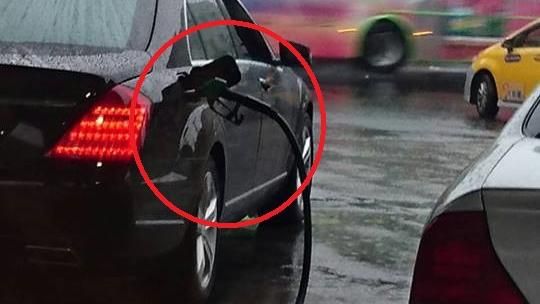 超狂！賓士車拖著油槍大街趴趴走