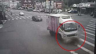 翁騎機車後車追撞　遭拖行20米骨折