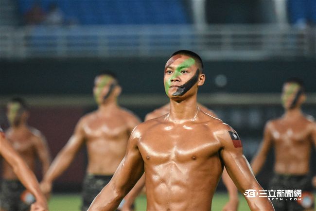 LAMIGO舉辦阿迷趴，海陸蛙人部隊展現精實操演。（圖／記者林敬旻攝）