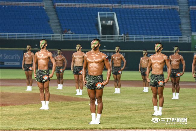 LAMIGO舉辦阿迷趴，海陸蛙人部隊展現精實操演。（圖／記者林敬旻攝）