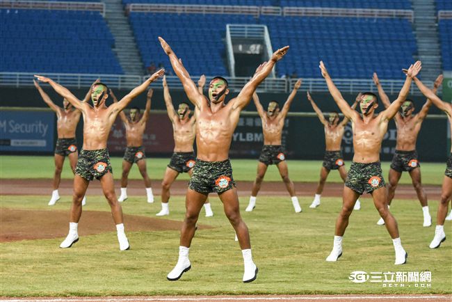 LAMIGO舉辦阿迷趴，海陸蛙人部隊展現精實操演。（圖／記者林敬旻攝）