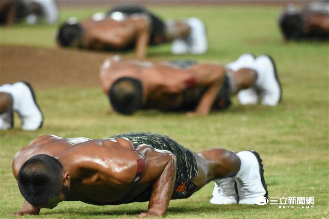 LAMIGO舉辦阿迷趴，海陸蛙人部隊展現精實操演。（圖／記者林敬旻攝）