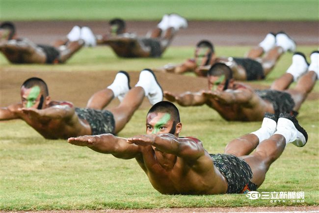 LAMIGO舉辦阿迷趴，海陸蛙人部隊展現精實操演。（圖／記者林敬旻攝）