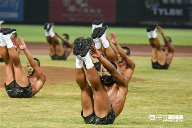 LAMIGO舉辦阿迷趴，海陸蛙人部隊展現精實操演。（圖／記者林敬旻攝）