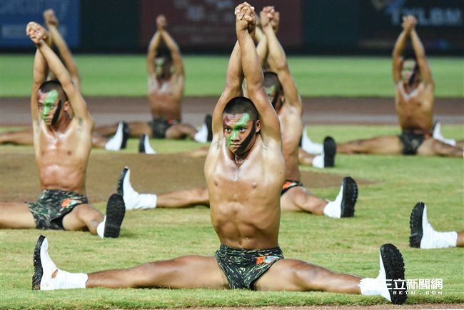 LAMIGO舉辦阿迷趴，海陸蛙人部隊展現精實操演。（圖／記者林敬旻攝）