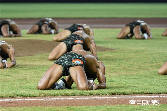 LAMIGO舉辦阿迷趴，海陸蛙人部隊展現精實操演。（圖／記者林敬旻攝）