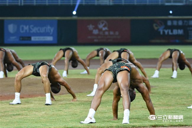 LAMIGO舉辦阿迷趴，海陸蛙人部隊展現精實操演。（圖／記者林敬旻攝）