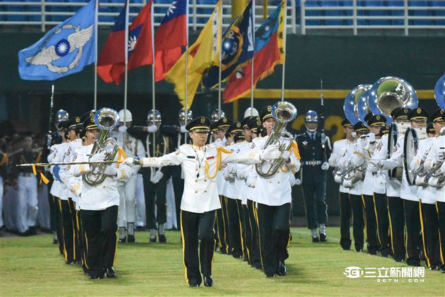 LAMIGO舉辦阿迷趴，三軍儀隊精實入場展現氣勢。（圖／記者林敬旻攝）