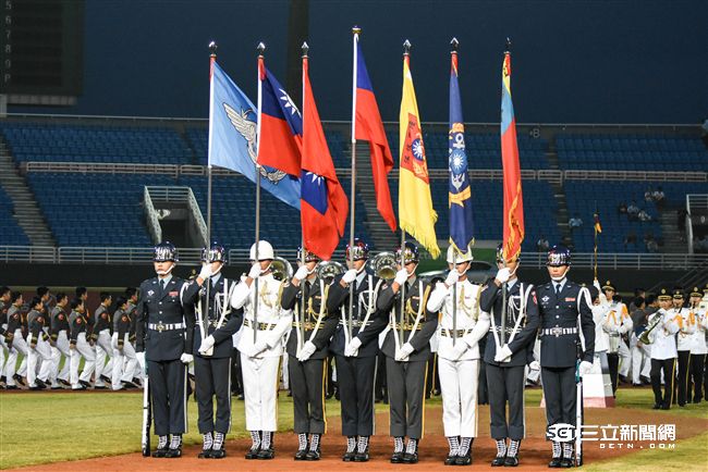 LAMIGO舉辦阿迷趴，三軍儀隊精實入場展現氣勢。（圖／記者林敬旻攝）