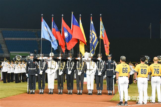 LAMIGO舉辦阿迷趴，三軍儀隊精實入場展現氣勢。（圖／記者林敬旻攝）
