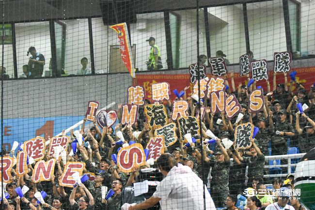 LAMIGO舉辦阿迷趴，國軍弟兄在看台為同袍加油。（圖／記者林敬旻攝）