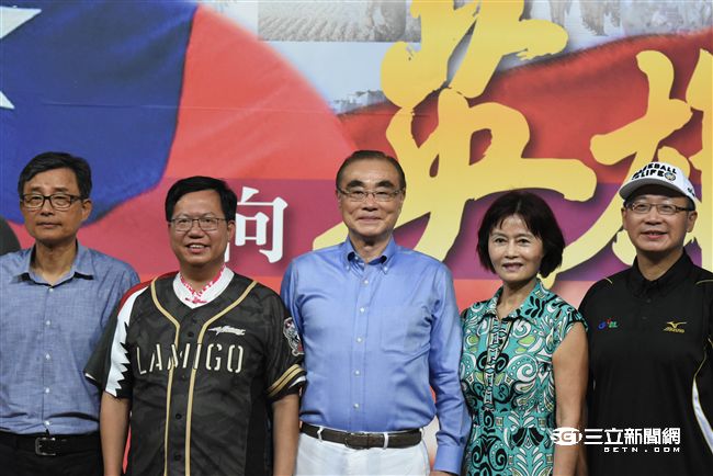 LAMIGO舉辦阿迷趴，國防部長馮世寬伉儷、桃園市長鄭文燦、中華職棒會長吳志揚等人合影。（圖／記者林敬旻攝）