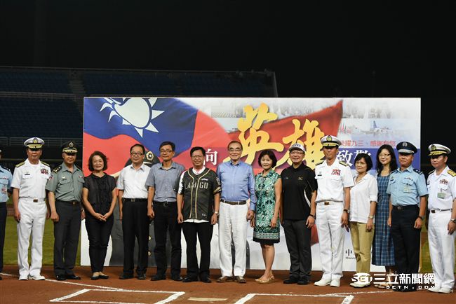 LAMIGO舉辦阿迷趴，國防部長馮世寬伉儷、桃園市長鄭文燦、中華職棒會長吳志揚等人合影。（圖／記者林敬旻攝）