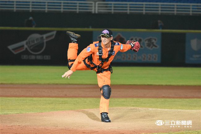 LAMIGO舉辦阿迷趴，空軍救護隊上士高振耀開球。（圖／記者林敬旻攝）