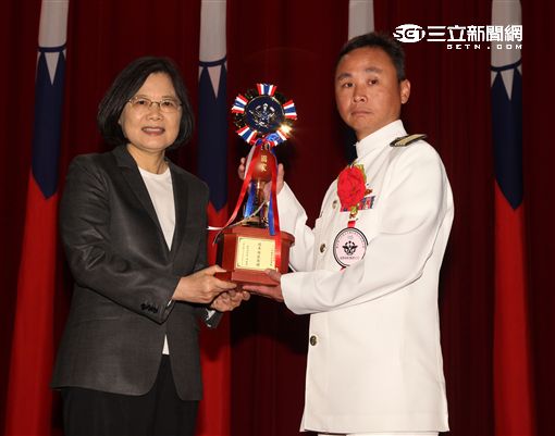 總統蔡英文以三軍統帥身分出席國軍楷模頒獎典禮致詞表示：肯定國軍、力挺國軍。（記者邱榮吉/攝影）