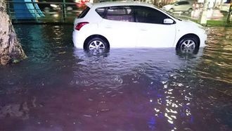 高雄暴雨多處淹水　應變中心三級開設