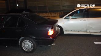 女駕駛突換車道　BMW遭側撞慘凹