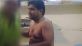 印度官員抱出性愛影片。（圖／翻攝自《每日郵報》）