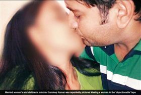 印度官員抱出性愛影片。（圖／翻攝自《每日郵報》）